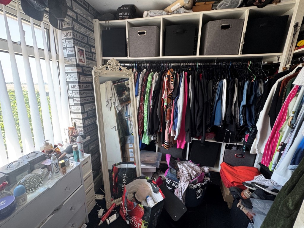 Lot: 140 - THREE-BEDROOM SEMI-DETACHED HOUSE - RESIDENTIAL INVESTMENT - Bedroom 3
